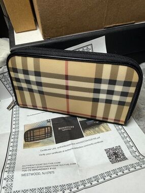 Burberry Beige Plaid Zip-Around Wallet with Black Trim w/coa
